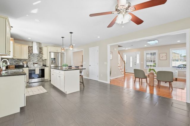 37 Wells St, Springfield, MA 01104