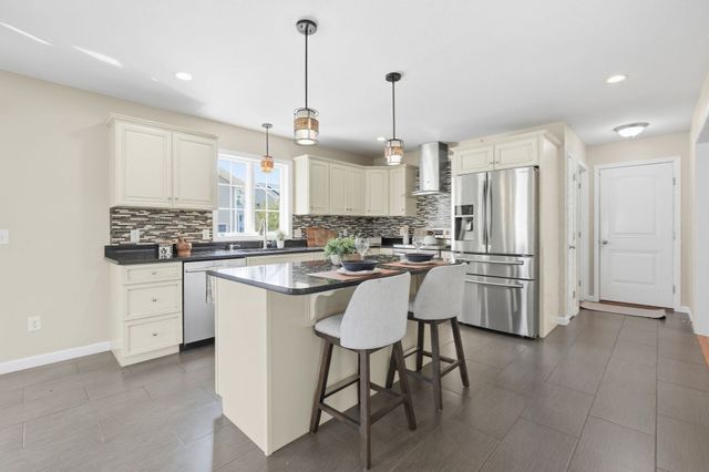 37 Wells St, Springfield, MA 01104