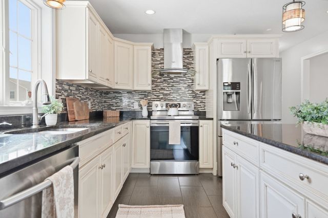 37 Wells St, Springfield, MA 01104
