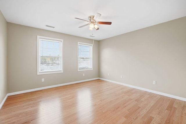 37 Wells St, Springfield, MA 01104