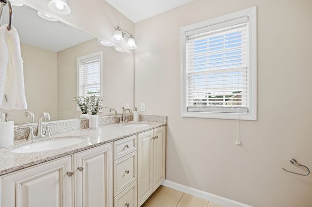 37 Wells St, Springfield, MA 01104