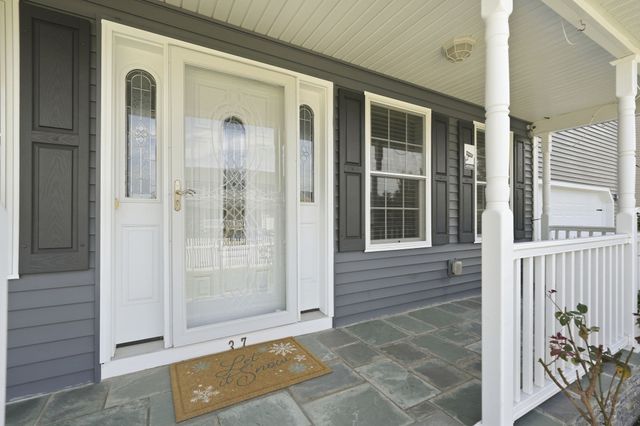37 Wells St, Springfield, MA 01104