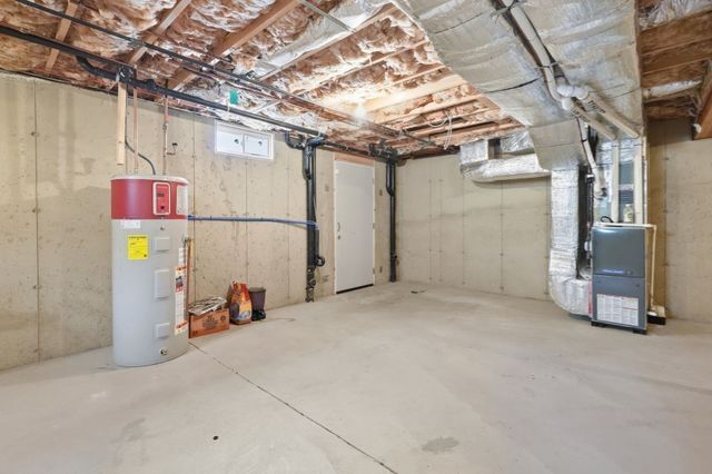 37 Wells St, Springfield, MA 01104