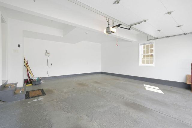 37 Wells St, Springfield, MA 01104