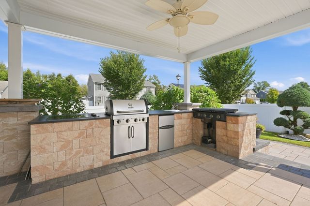 37 Wells St, Springfield, MA 01104