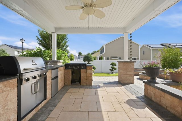 37 Wells St, Springfield, MA 01104