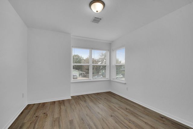 1000 E Fannin ST, Luling, TX 78648