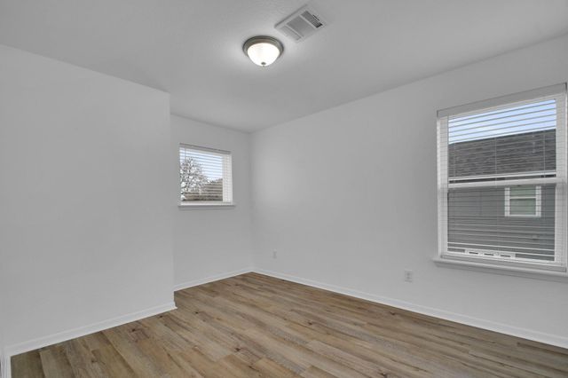 1000 E Fannin ST, Luling, TX 78648