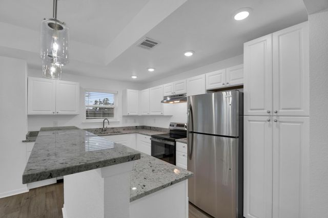 1000 E Fannin ST, Luling, TX 78648