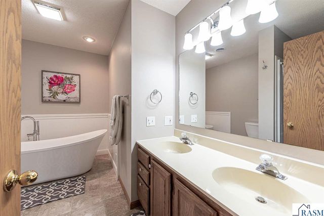 305 Chancery Lane, Mankato, MN 56001