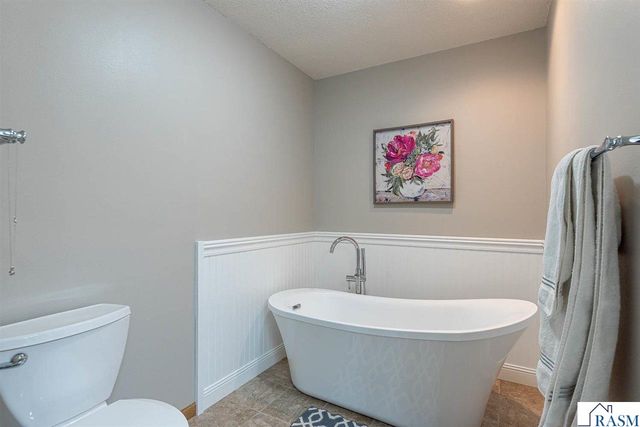 305 Chancery Lane, Mankato, MN 56001