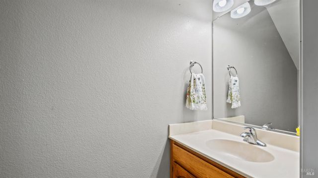 2334 Iroquois St, Santa Rosa, CA 95403