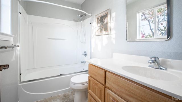 2334 Iroquois St, Santa Rosa, CA 95403