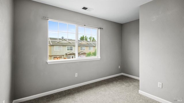2334 Iroquois St, Santa Rosa, CA 95403