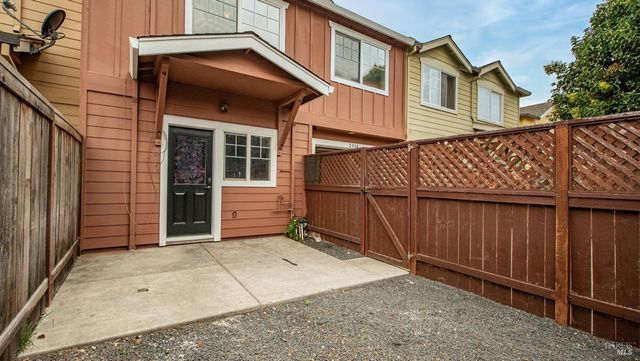 2334 Iroquois St, Santa Rosa, CA 95403