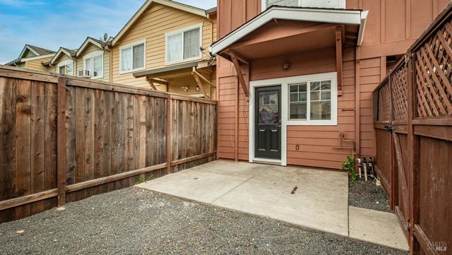 2334 Iroquois St, Santa Rosa, CA 95403
