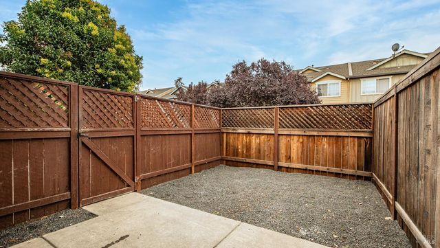 2334 Iroquois St, Santa Rosa, CA 95403