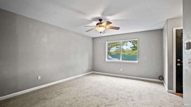 2334 Iroquois St, Santa Rosa, CA 95403