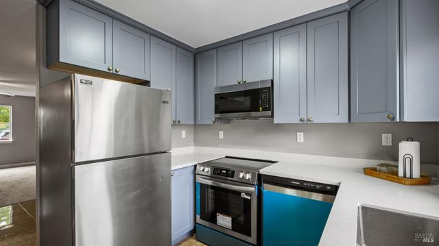 2334 Iroquois St, Santa Rosa, CA 95403