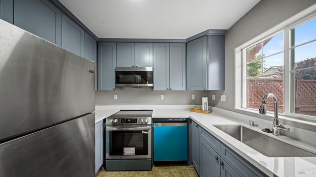 2334 Iroquois St, Santa Rosa, CA 95403