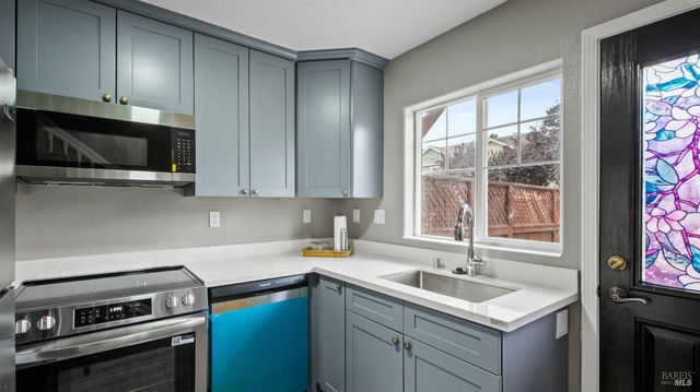 2334 Iroquois St, Santa Rosa, CA 95403