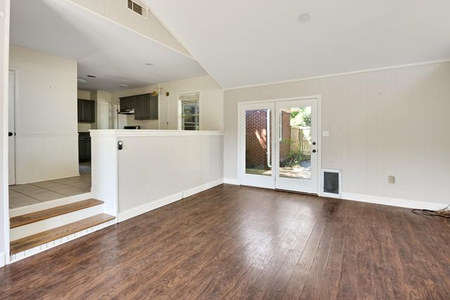 1328 COLONIAL RD, Memphis, TN 38117