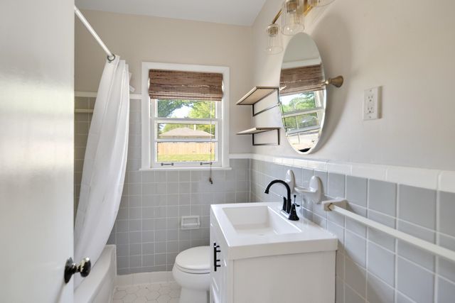 1328 COLONIAL RD, Memphis, TN 38117