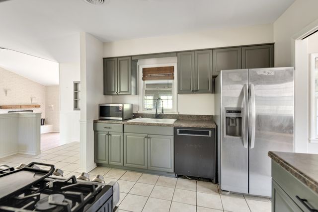 1328 COLONIAL RD, Memphis, TN 38117