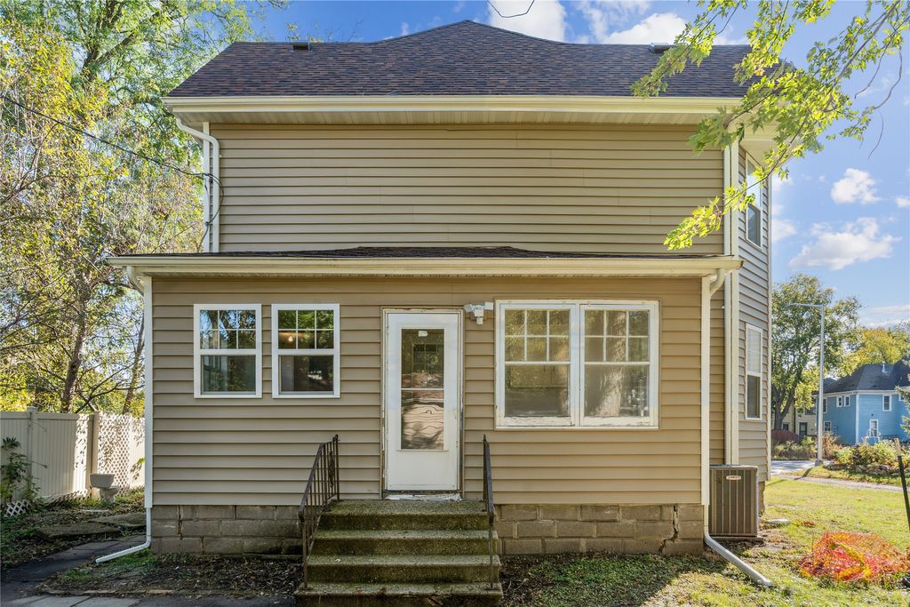 715 Grand Avenue, Ames, IA 50010