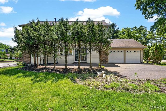 15203 Country Ridge Drive, Chesterfield, MO 63017