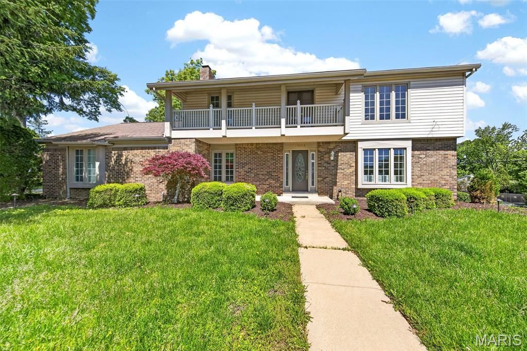 15203 Country Ridge Drive, Chesterfield, MO 63017