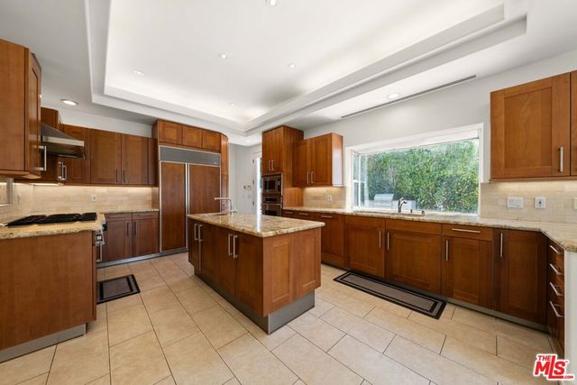 1425 N Tigertail Road, Los Angeles, CA 90049