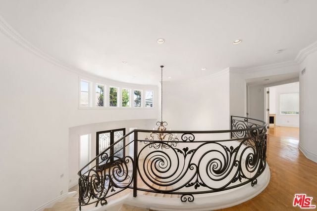 1425 N Tigertail Road, Los Angeles, CA 90049