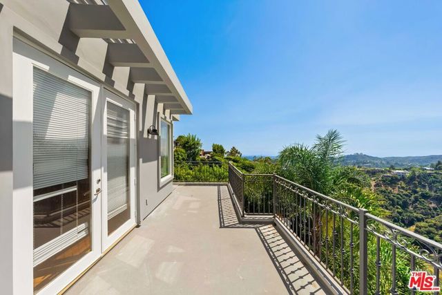 1425 N Tigertail Road, Los Angeles, CA 90049