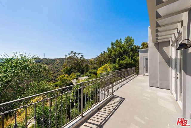 1425 N Tigertail Road, Los Angeles, CA 90049