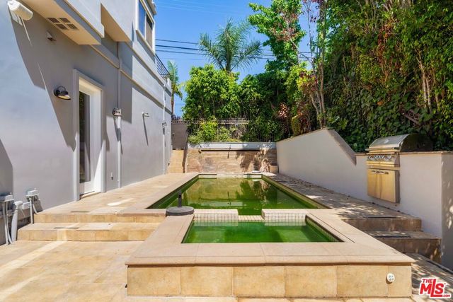 1425 N Tigertail Road, Los Angeles, CA 90049