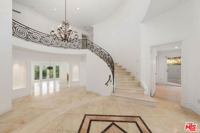 1425 N Tigertail Road, Los Angeles, CA 90049