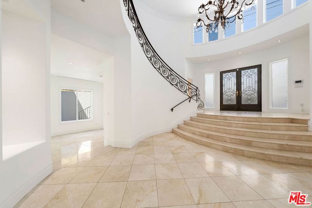 1425 N Tigertail Road, Los Angeles, CA 90049