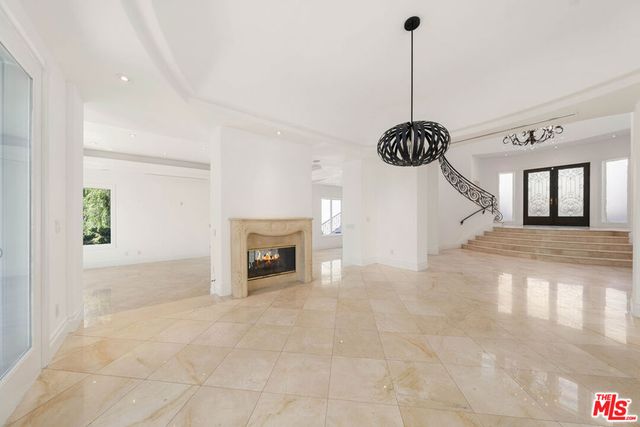 1425 N Tigertail Road, Los Angeles, CA 90049