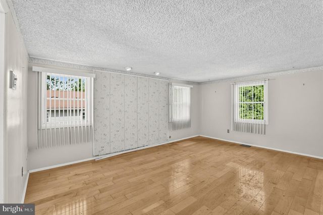 25 TRAYNOR LN, Willingborough, NJ 08046