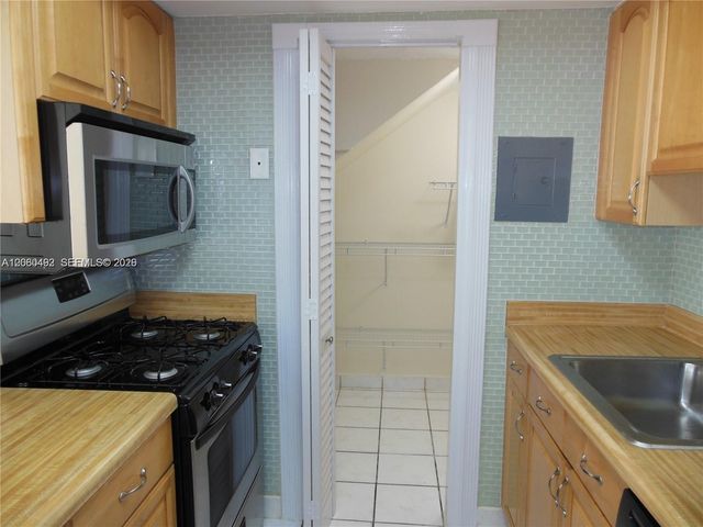 1350 W 53rd St 8, Hialeah, FL 33012