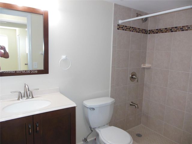 1350 W 53rd St 8, Hialeah, FL 33012
