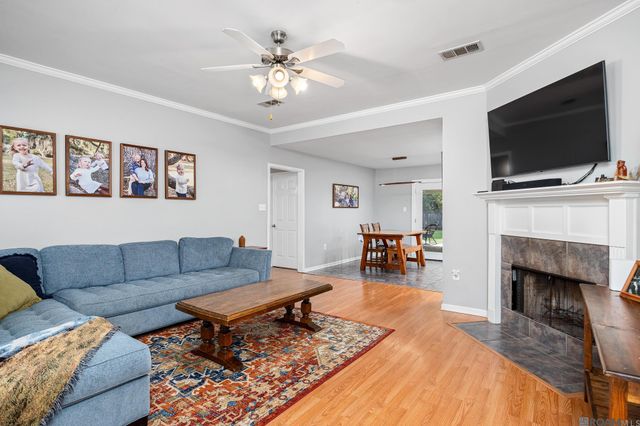 34824 Gravesbriar Dr, Denham Springs, LA 70706