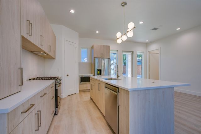 424 N Denver Street, Dallas, TX 75203