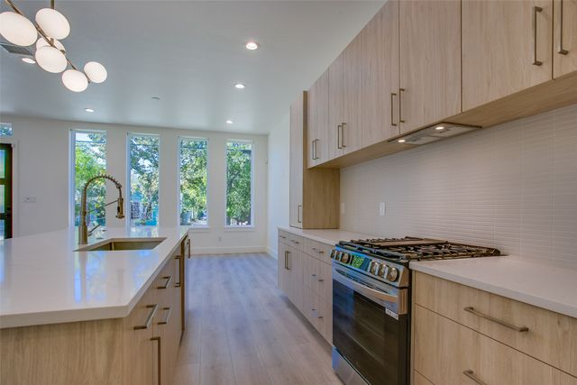 424 N Denver Street, Dallas, TX 75203