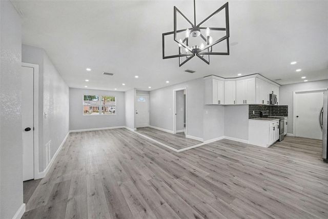 6802 CHIPPENDALE COURT, Tampa, FL 33634