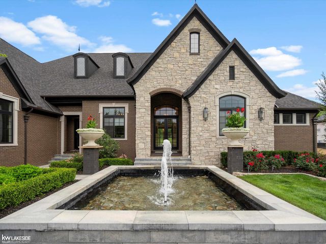 5769 Cotswold Drive 16, Washington Twp, MI 48094