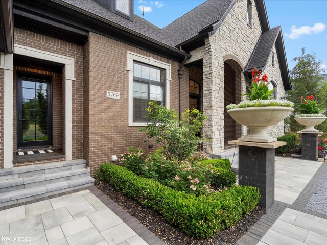 5769 Cotswold Drive 16, Washington Twp, MI 48094