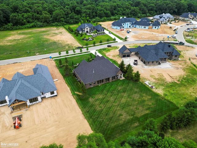 5769 Cotswold Drive 16, Washington Twp, MI 48094