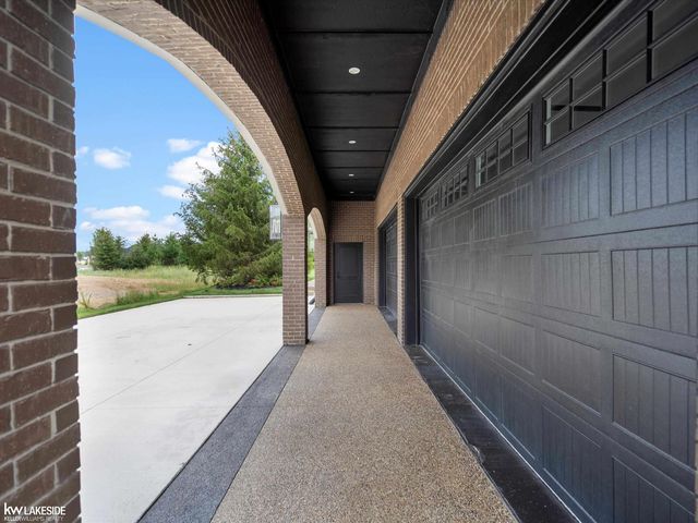 5769 Cotswold Drive 16, Washington Twp, MI 48094